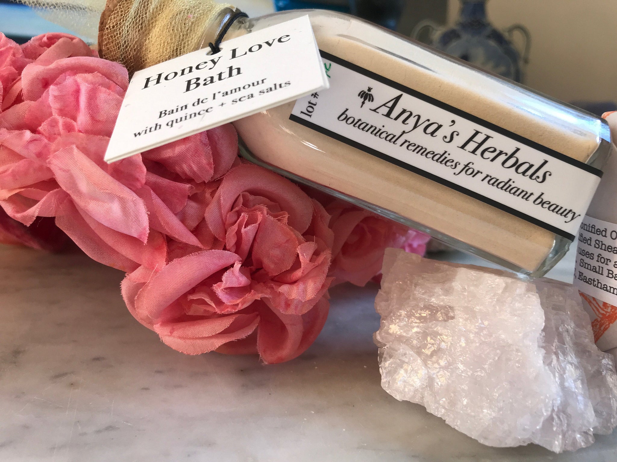 Bain de l'amour.  Organic Bath Salts With Revitalizing Quince Extract, Hibiscus Flower, Honey & Pine.