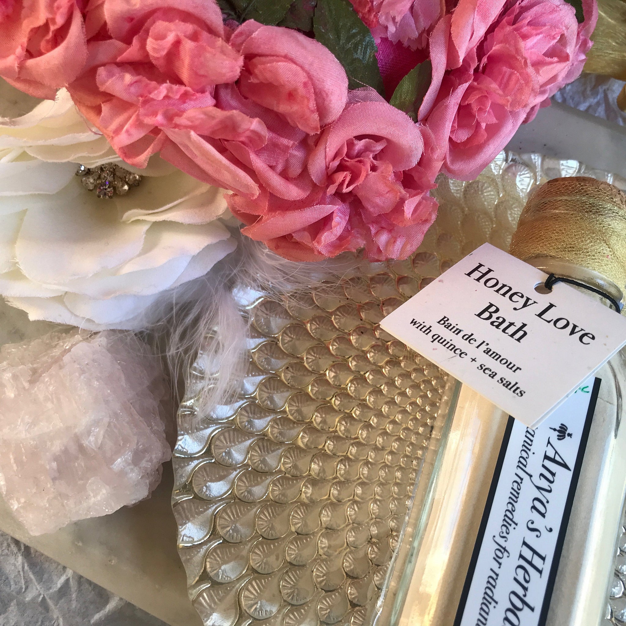 Bain de l'amour.  Organic Bath Salts With Revitalizing Quince Extract, Hibiscus Flower, Honey & Pine.