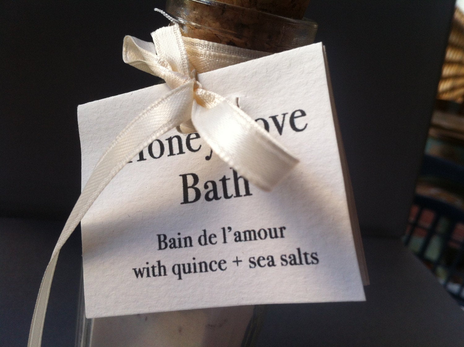 Bain de l'amour.  Organic Bath Salts With Revitalizing Quince Extract, Hibiscus Flower, Honey & Pine.