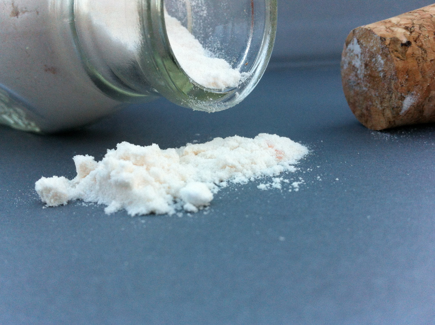 Bain de l'amour.  Organic Bath Salts With Revitalizing Quince Extract, Hibiscus Flower, Honey & Pine.