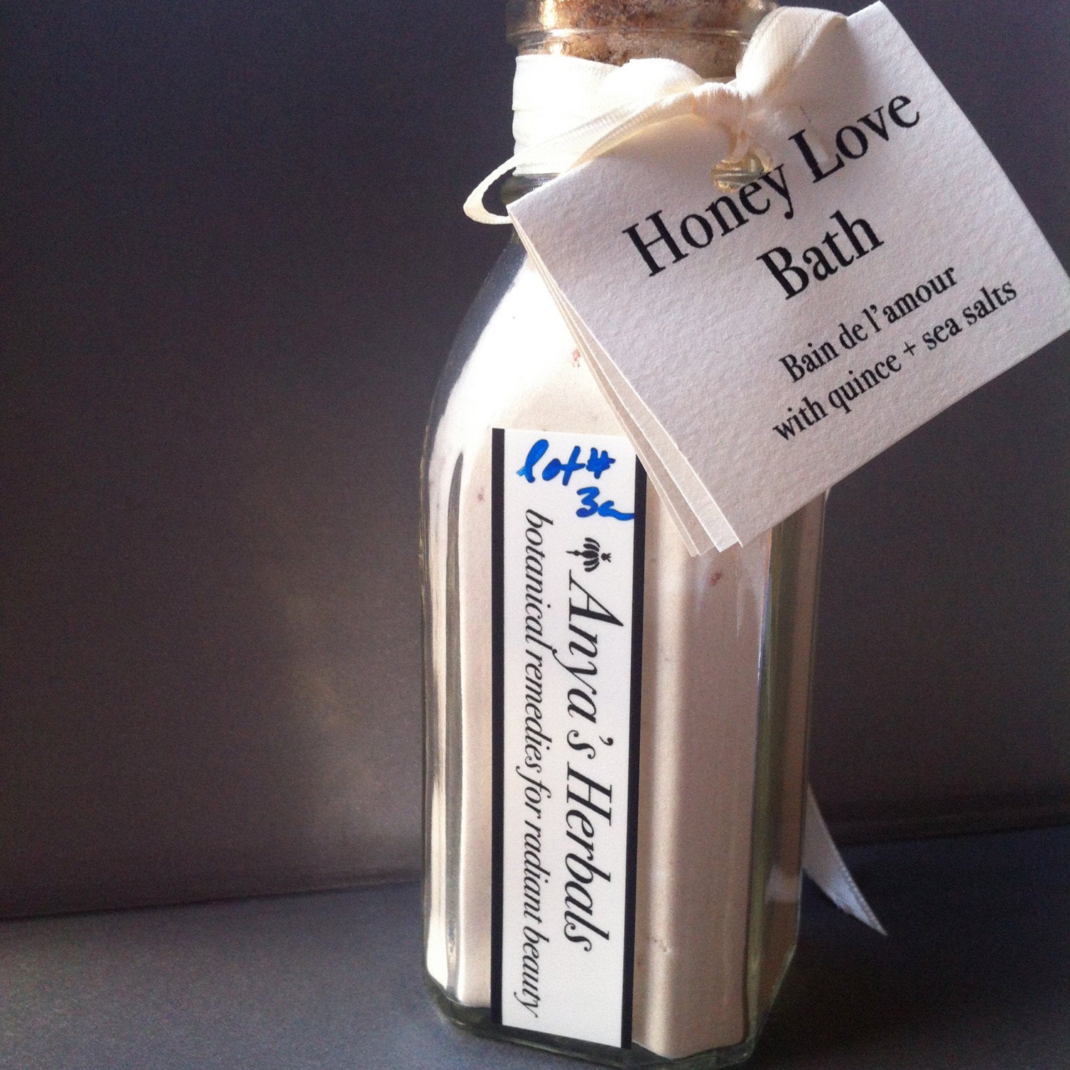 Bain de l'amour.  Organic Bath Salts With Revitalizing Quince Extract, Hibiscus Flower, Honey & Pine.